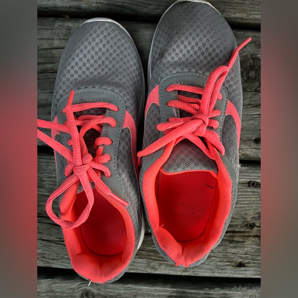 Girls Size 3 Tennis Gym Shoes Gray & Hot Pink/Orange Lightweight Sneakers - Picture 8 of 10